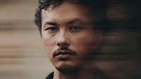 Nicholas Saputra berperan sebagai Raka. Karakter Raka terbilang amat misterius karena tiba-tiba muncul di kehidupan Dina dan Laura (anak perempuan Dina). (Foto: dok. Miles Films)  