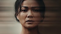 Nirina Zubir memerankan Dina, seorang ibu satu anak yang melarikan diri dari suaminya. Setelah cukup lama berselang sejak main film seram berjudul Mirror (2015), Nirina Zubir yang lekat dengan film-film drama dan komedi-romantis kini menjajal thriller di Paranoia. (Foto: dok. Miles Films)  