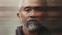 Lukman Sardi berperan sebagai Gion. Dalam trailer diperlihatkan Gion tengah berusaha memburu Dina dan anaknya karena sesuatu yang membuat Dina kabur dari suaminya tersebut. (Foto: dok. Miles Films)  