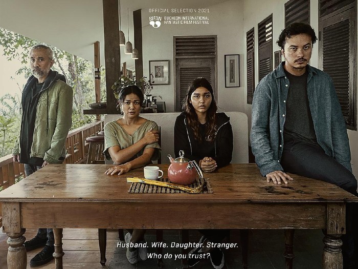 Film Paranoia disutradarai Riri Riza dan diproduseri Mira Lesmana.