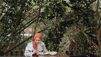 Mengunjungi tempat makan dengan suasana alam yang asri juga senang dilakukan oleh Rara. Menghirup udara yang lebih segar dan sejenak melupakan kepadatan aktivitas rasanya pasti menyegarkan. Foto: Instagram/rara.nawangsih