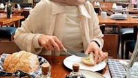 Diluar pekerjaannya menjadi seorang aktris, ternyata Rara merupakan foodies yang hobi kulineran. Menghabiskan akhir pekan dengan asyik makan enak menjadi gaya Rara untuk mengisi waktu luangnya. Foto: Instagram/rara.nawangsih