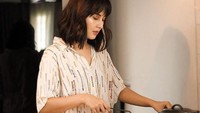 ukan sekadar makan, Rara ternyata juga jago memasak. Kehandalannya memasak juga tak lepas dari sosok chef Andrian Ishak yang merupakan suami dari Rara. Foto: Instagram/rara.nawangsih
