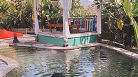 Menikmati pagi hari dengan floating breakfast menjadi gaya Rara saat asyik liburan. Terlihat beberapa hidangan dan minuman yang lezat dan juga menyegarkan dinikmati Rara di tengah kolam renang. Foto: Instagram/rara.nawangsih