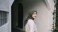 Kehadiran Rara menarik perhatian netizen karena dirinya kini telah berhijab. Menggunakan wig atau rambut palsu sebagai pengganti hijab untuk menutup rambutnya ternyata membuatnya viral. Foto: Instagram/rara.nawangsih