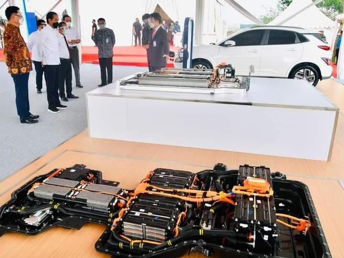 Pabrik baterai kendaraan listrik milik PT HKML Battery Indonesia di Karawang, Jawa Barat, diresmikan Presiden Joko Widodo (Jokowi).
