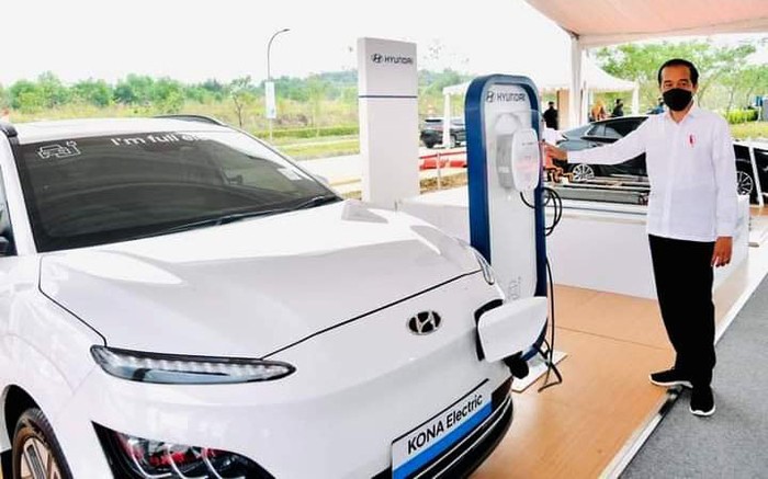 Hari ini pabrik baterai kendaraan listrik milik PT HKML Battery Indonesia di Karawang, Jawa Barat mulai dibangun. Pabrik ini memiliki nilai investasi sebesar US$ 1,1 miliar atau setara Rp 15,62 triliun (kurs Rp 14.200).
Dimulainya pembangunan (groundbreaking) pabrik baterai kendaraan listrik ini diresmikan langsung oleh Presiden Joko Widodo (Jokowi) di Karawang.
