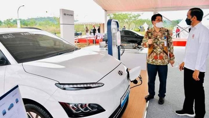 Hari ini pabrik baterai kendaraan listrik milik PT HKML Battery Indonesia di Karawang, Jawa Barat mulai dibangun. Pabrik ini memiliki nilai investasi sebesar US$ 1,1 miliar atau setara Rp 15,62 triliun (kurs Rp 14.200).
Dimulainya pembangunan (groundbreaking) pabrik baterai kendaraan listrik ini diresmikan langsung oleh Presiden Joko Widodo (Jokowi) di Karawang.