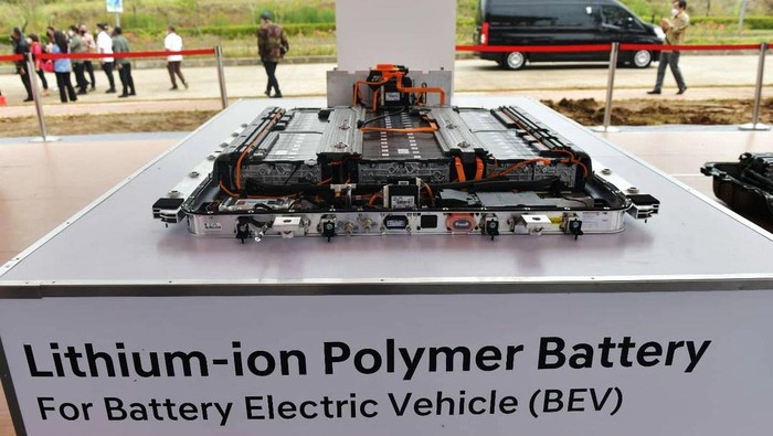 Hari ini pabrik baterai kendaraan listrik milik PT HKML Battery Indonesia di Karawang, Jawa Barat mulai dibangun. Pabrik ini memiliki nilai investasi sebesar US$ 1,1 miliar atau setara Rp 15,62 triliun (kurs Rp 14.200).
Dimulainya pembangunan (groundbreaking) pabrik baterai kendaraan listrik ini diresmikan langsung oleh Presiden Joko Widodo (Jokowi) di Karawang.
