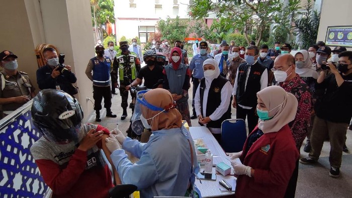 Gubernur Khofifah meninjau vaksinasi secara drive thru di Universitas Muhammadiyah (UM) Surabaya
