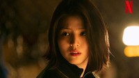 Han So Hee tampil berbeda dengan rambut bob hitam. Foto: (dok. Netflix Korea)
