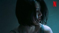 Jiwoo bergabung dengan organisasi kriminal dan menjadi polisi yang menyamar. Foto: (dok. Netflix Korea)