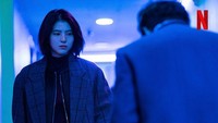 Dalam foto-foto terbaru yang dirilis Netflix, Han So Hee tampil berbeda. Foto: (dok. Netflix Korea)