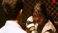 Pada salah satu foto, ia tampak sedang berlatih tinju. Foto: (dok. Netflix Korea)