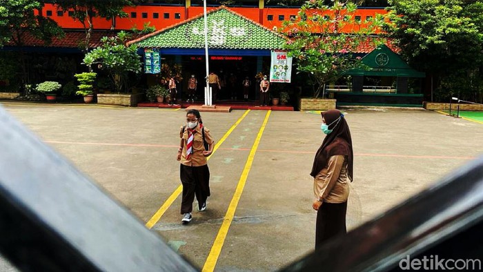 Hindari Kerumunan, Orangtua Jemput Anaknya di Luar Sekolah Untuk menghindari paparan pandemi Covid-19, SDN Duren Tiga 01 Pagi, Jakarta, menerapkan kepada orang tua murid disaat menjemput anaknya untuk menunggu di luar lingkungan sekolah.