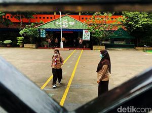 Seribuan Sekolah Catat Klaster COVID-19, PTM Mending Setop? Ini Kata Satgas