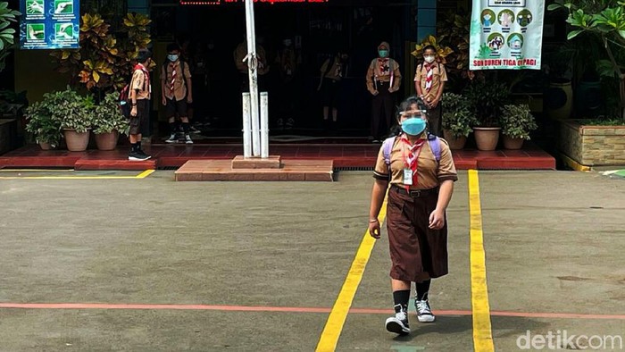 Hindari Kerumunan, Orangtua Jemput Anaknya di Luar Sekolah Untuk menghindari paparan pandemi Covid-19, SDN Duren Tiga 01 Pagi, Jakarta, menerapkan kepada orang tua murid disaat menjemput anaknya untuk menunggu di luar lingkungan sekolah.