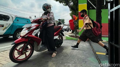 Antisipasi Kerumunan, Orangtua Jemput Anaknya di Luar Sekolah