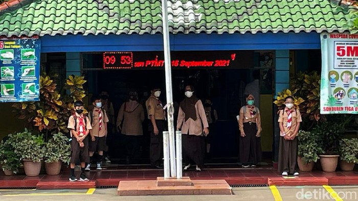 Untuk menghindari paparan pandemi Covid-19, SDN Duren Tiga 01 Pagi, Jakarta, menerapkan kepada orang tua murid disaat menjemput anaknya untuk menunggu di luar lingkungan sekolah.