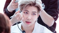 RM BTS dikenal sebagai ketua grup yang jenius. RM memiliki IQ 148. Saat bersekolah Ia memiliki nilai TOEIC lebih dari 900 yang mana angka tersebut merupakan angka yang tinggi. (Foto: Twitter BTS Official)