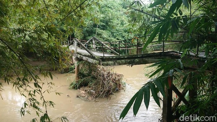 Jembatan penghubung antarkampung di Kecamatan/Kabupaten Trenggalek patah. Jembatan patah karena tergerus arus sungai.
