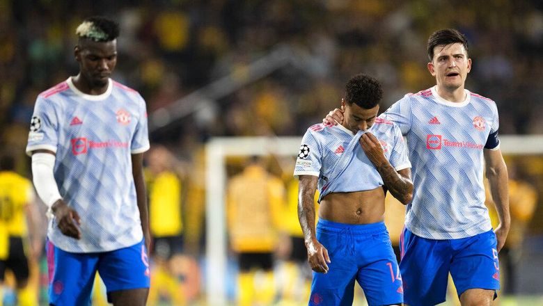 Jesse Lingard-Harry Maguire From left, Manchester Uniteds Paul Pogba, Jesse Lingard and Harry Maguire leave the pitch after of the Champions League group F soccer match between BSC Young Boys and Manchester United, at the Wankdorf stadium in Bern, Switzerland, Tuesday, Sept. 14, 2021. (Peter Klaunzer/Keystone via AP)