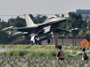 Jet Tempur Taiwan Mendarat di Jalan Raya, Ada Apa?