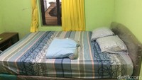 Kamar itu berlantai keramik batu gaya lawas. Ukurannya sekitar 3x4 meter layaknya kamar kost mahasiswa. Letak kasur yang digunakan Nadiem berada dekat dengan jendela. (Foto: Jauh Hari Wawan S/detikcom)