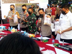 Bareng Bobby, Kapoldasu Umumkan Tangkap 5 Rampok Toko Emas Bersenpi di Medan