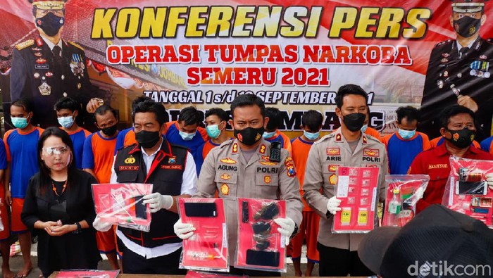 Polisi Jombang terus berupaya melindungi generasi muda dari peredaran narkoba. Kali ini, polisi meringkus 22 pengedar sabu, ganja dan pil koplo.