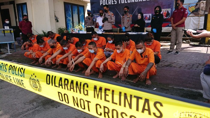 Polisi Tulungagung menangkap dukun atau paranormal asal Kecamatan Kalidawir. Sebab, dukun ini mengonsumsi dan mengedarkan sabu.