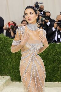 8 Momen Kendall Jenner Pakai Gaun 