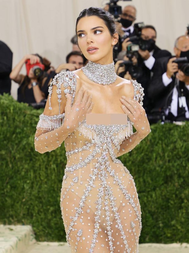 Kendall Jenner jarang tampil pakai bra dan heran kenapa banyak orang mempermasalahkannya. Menurutnya pakai atau tak pakai bra adalah soal kenyamanan yang sifatnya subjektif. Foto: Mike Coppola/Getty Images