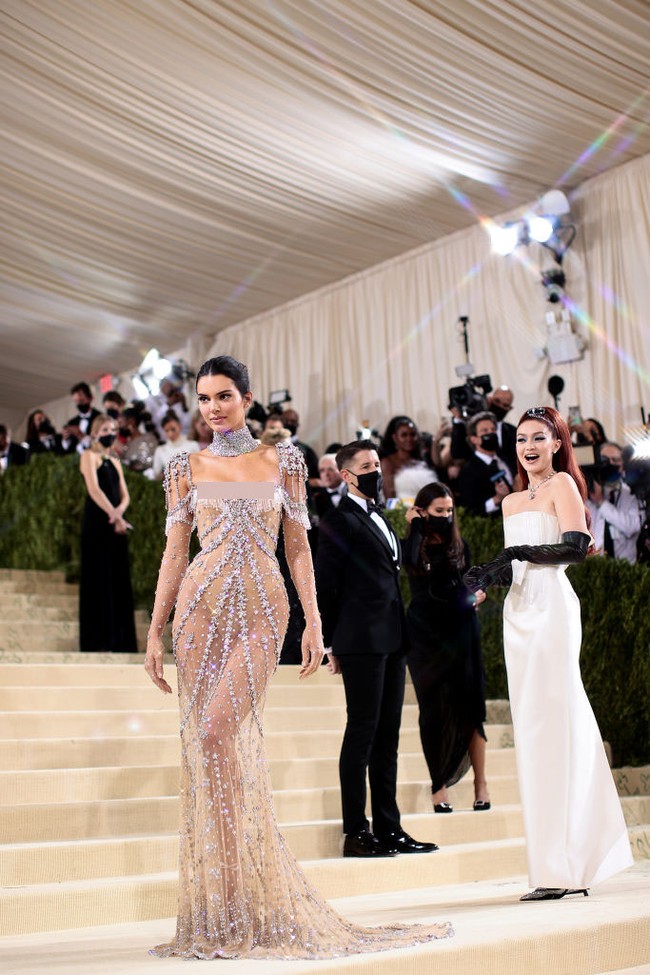 Menghadiri Met Gala 2021, Gigi Hadid tampil memesona bak Barbie dalam gaun monokrom dari rumah mode Prada. Foto: Mike Coppola/Getty Images