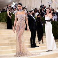 Menghadiri Met Gala 2021, Gigi Hadid tampil memesona bak Barbie dalam gaun monokrom dari rumah mode Prada. Foto: Mike Coppola/Getty Images
