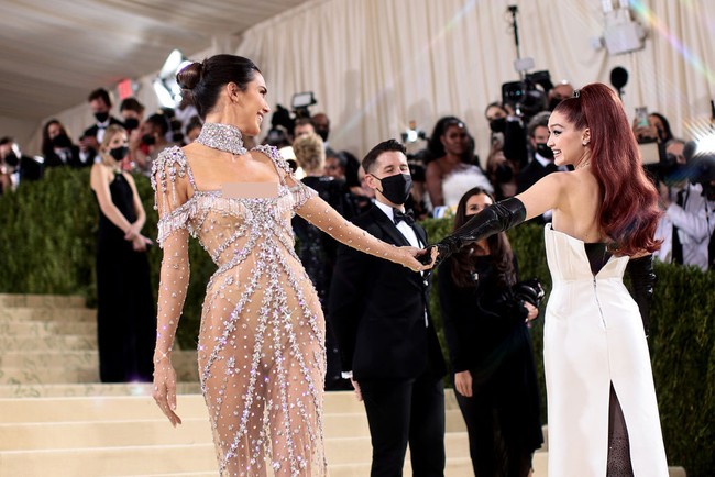 Kendall Jenner dan Gigi Hadid langsung berpose berpegangan tangan saat bertemu di karpet merah Met Gala 2021 yang digelar di Metropolitan Museum of Art, New York City, AS, Senin (13/9/2021). Foto: Mike Coppola/Getty Images