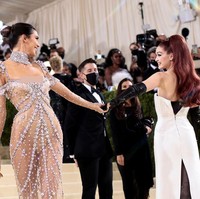 Kendall Jenner dan Gigi Hadid langsung berpose berpegangan tangan saat bertemu di karpet merah Met Gala 2021 yang digelar di Metropolitan Museum of Art, New York City, AS, Senin (13/9/2021). Foto: Mike Coppola/Getty Images