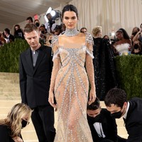 Inilah foto yang jarang terekpos di mana momen Kendall Jenner dibantu oleh para usher Met Gala 2021 untuk tampil paripurna saat berpose di depan juru foto. Foto: Mike Coppola/Getty Images