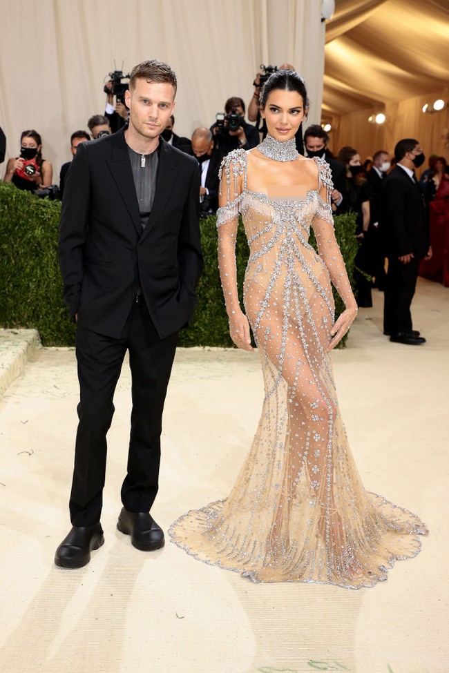 Gaun Kendall Jenner di Met Gala 2021 dirancang oleh Givenchy. Ada makna khusus di balik gaunnya itu. Seperti dikutip dari US Weekly, gaun Kendall dibuat sebagai penghormatan khusus untuk aktris Audrey Hepburn. Foto: Mike Coppola/Getty Images