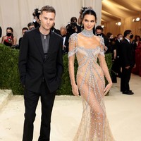 Gaun Kendall Jenner di Met Gala 2021 dirancang oleh Givenchy. Ada makna khusus di balik gaunnya itu. Seperti dikutip dari US Weekly, gaun Kendall dibuat sebagai penghormatan khusus untuk aktris Audrey Hepburn. Foto: Mike Coppola/Getty Images