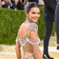 Rambut Kendall sengaja dicepol sederhana untuk memberikan perhatian ke kalung chocker besarnya yang berhiaskan berlian. Makeup Kendall pun tampak tidak berlebihan dengan riasan bernuansa coklat muda. Foto: Getty Images/Theo Wargo