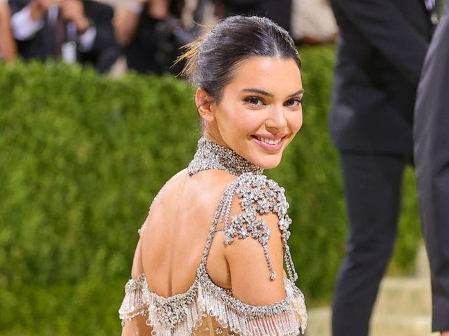 Rambut Kendall sengaja dicepol sederhana untuk memberikan perhatian ke kalung chocker besarnya yang berhiaskan berlian. Makeup Kendall pun tampak tidak berlebihan dengan riasan bernuansa coklat muda. Foto: Getty Images/Theo Wargo