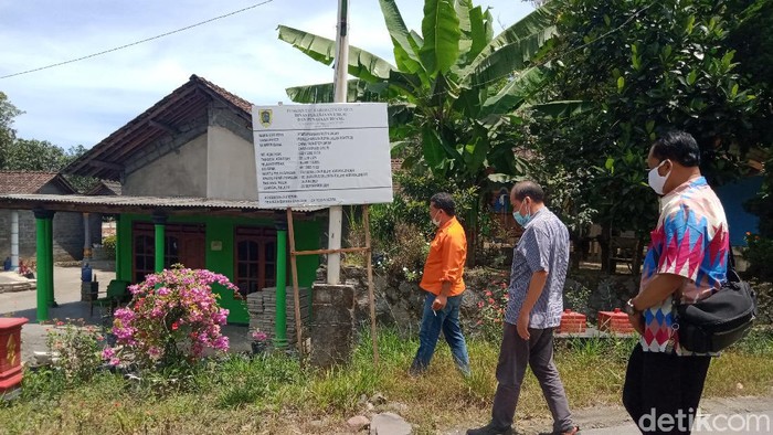 Komisi III DPRD Klaten mengecek papan pemeliharaan jalan evakuasi pengungsi Merapi di Desa Sidorejo, Klaten, Rabu (15/9/2021)