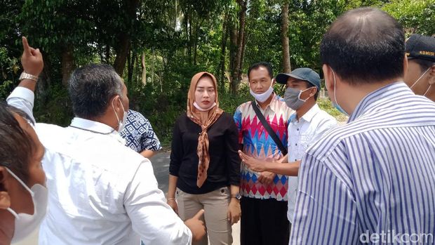 Komisi III DPRD Klaten mengecek papan pemeliharaan jalan evakuasi pengungsi Merapi di Desa Sidorejo, Klaten, Rabu (15/9/2021)