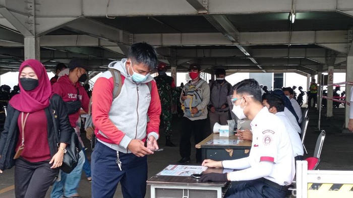 Kondisi antrean penumpang di Stasiun Bogor lengang pagi ini
