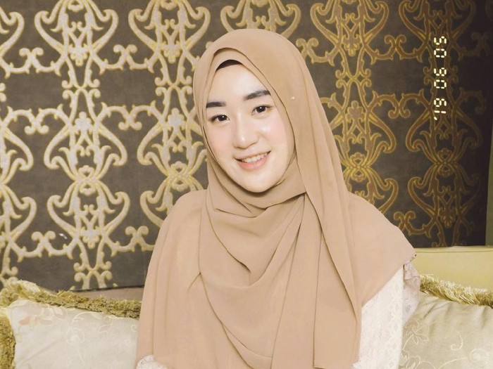Larissa Chou yang memakai outfit serba earth tone. Larissa Chou yang memakai outfit serba earth tone.