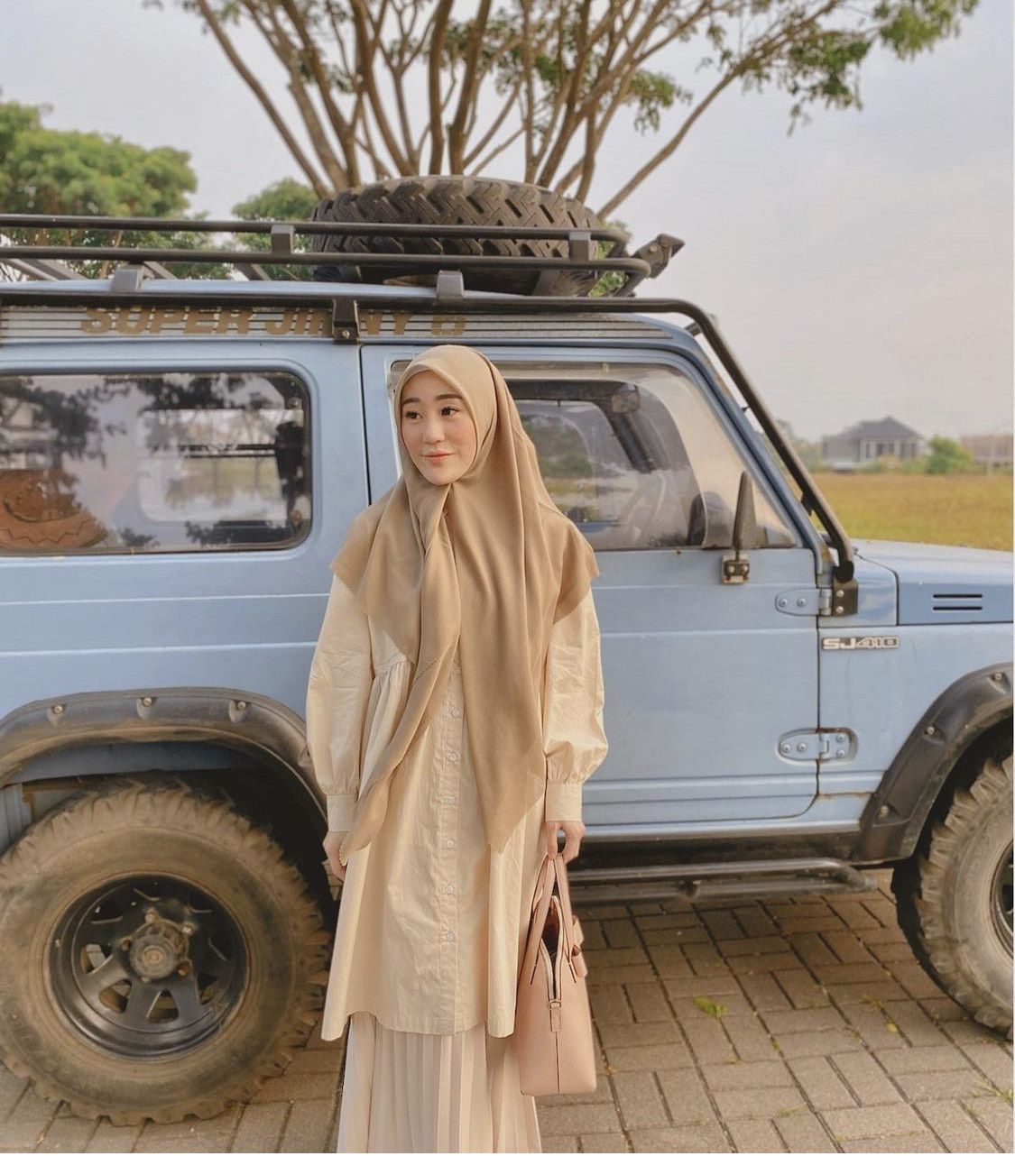 Larissa Chou yang memakai outfit serba earth tone.