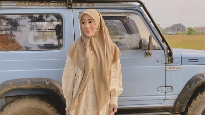 Larissa Chou yang memakai outfit serba earth tone.