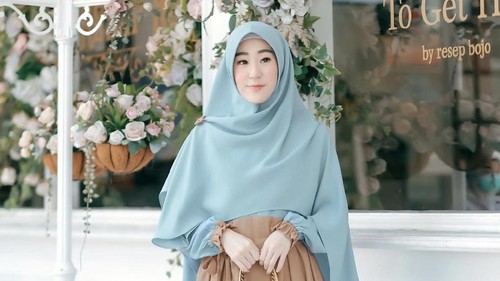 Larissa Chou yang memakai outfit serba earth tone.