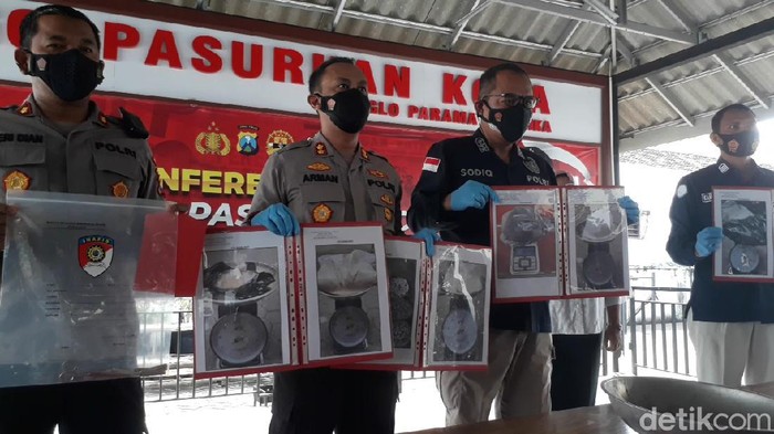 Setelah melakukan pengujian laboratorium selama lima hari, Labfor Polda Jatim merilis berbagai temuan di TKP ledakan dasyat yang tewaskan dua orang di Pasuruan. Ledakan itu dari bahan-bahan berdaya ledak tinggi.